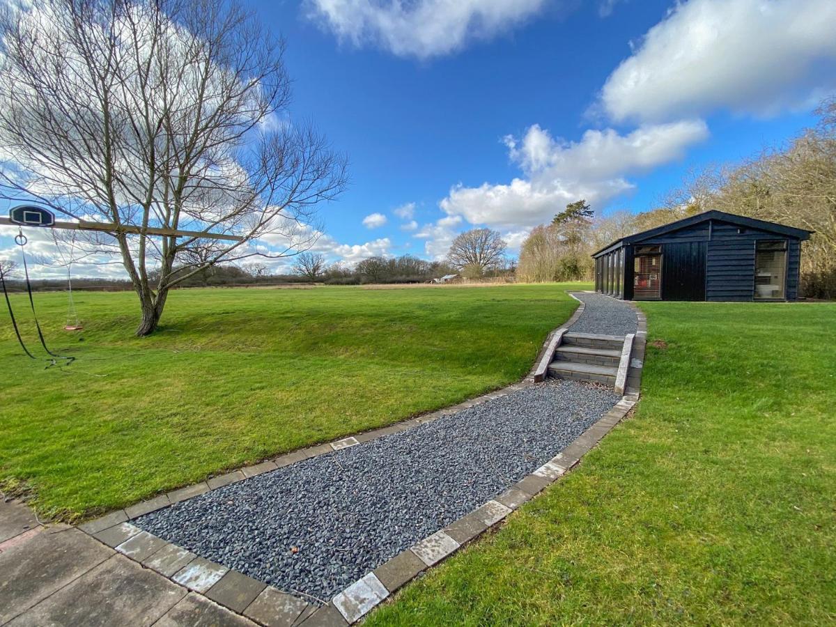 The Tractor Shed Villa Worcester Bagian luar foto